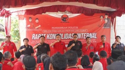 Ono Surono Serahkan SK DPC PDI Perjuangan Indramayu, Tekankan Soliditas Kader dan Kedekatan dengan Rakyat