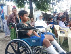 Ketua Jabar Bergerak Indramayu Serahkan Kursi Roda untuk Iqbal Maghribi, Beri Semangat Jalani Pengobatan