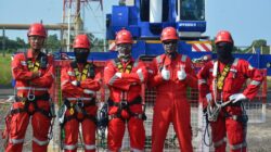 Matangkan Kesiapsiagaan, Pertamina Patra Niaga Kilang Balongan Gelar Simulasi Penyelamatan Darurat di Ketinggian Flare