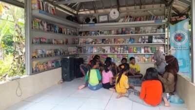 Perpustakaan Saung di Bantaran Sungai Cimanuk Berjuang Menyalakan Literasi di Era Digital