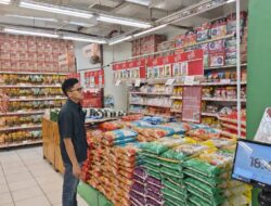 Bulog Cabang Indramayu Banjiri Ritel Modern dengan Beras Premium, Harga Tetap Rp14.900 per Kg