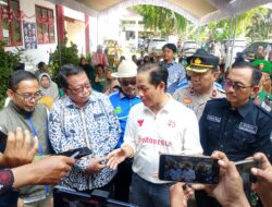 Wamenko Pangan Hanif Faisol Nurufik Tinjau Penyaluran Bantuan Pangan Di Indramayu, Pastikan Stok Dan Stabilitas Harga Pangan Terjaga