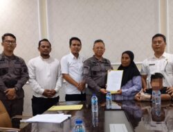 ‎Kejari Indramayu Serahkan Penetapan Perwalian Dua Anak Yatim kepada Sang Nenek